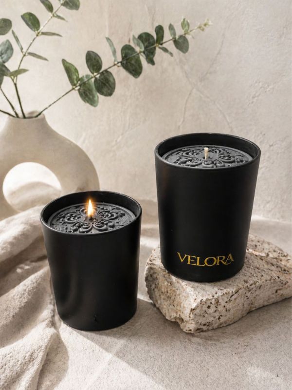 Ароматическая свеча Velora Obsidian — тёплый уют и глубина аромата. 40 часов горения.