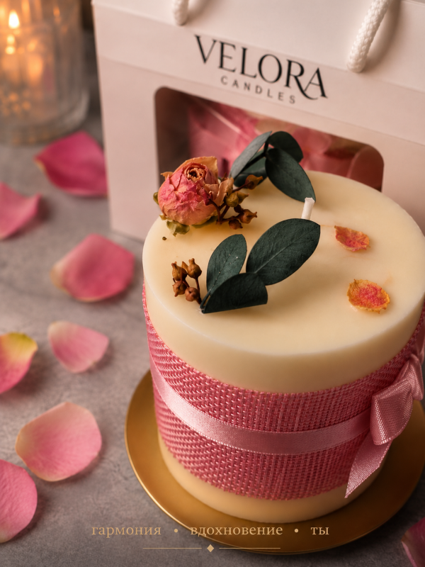 Ароматическая свеча Velora Blossom of Life с ароматом Peony Rose (пионовая роза) с подсвечником в подарочной коробке. 28 часов горения.