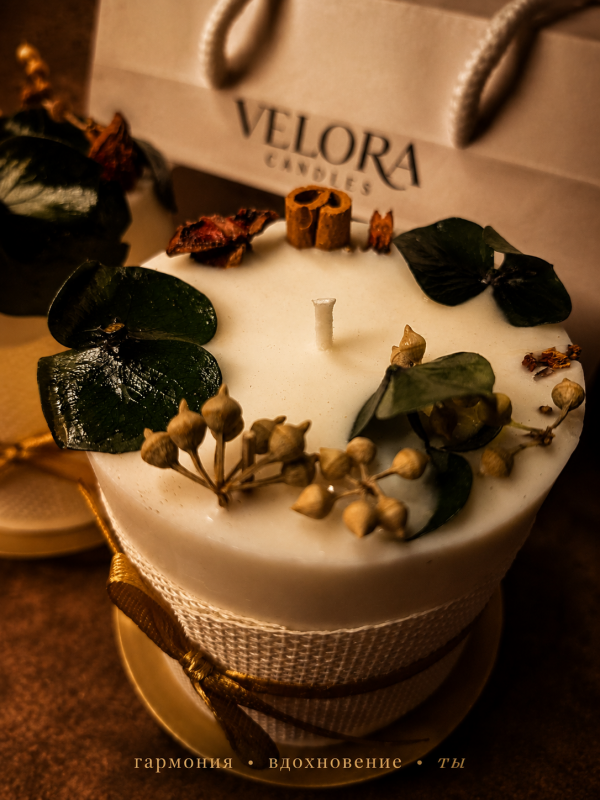 Ароматическая свеча Velora Blossom of life с ароматом Vanilla Praline (ванильный пралине) с подсвечником в подарочной коробке. 28 часов горения.