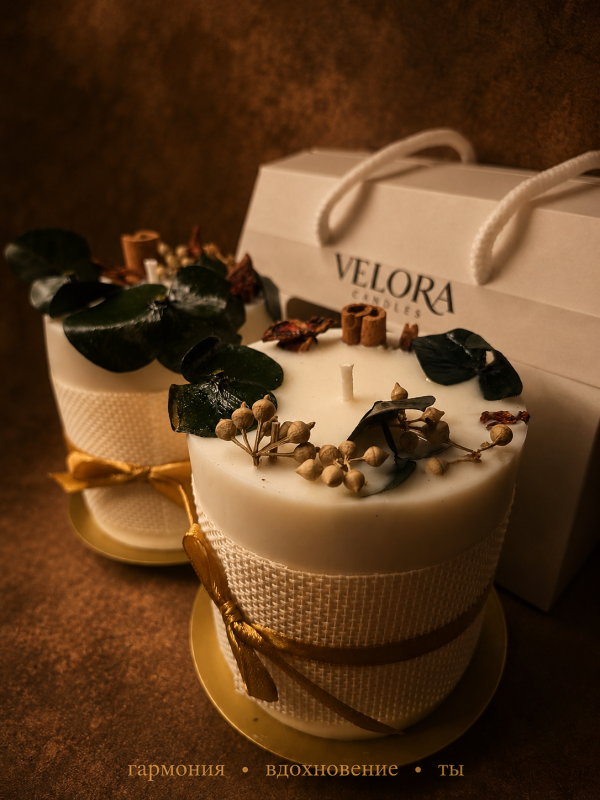 Ароматическая свеча Velora Blossom of life с ароматом Vanilla Praline (ванильный пралине) с подсвечником в подарочной коробке. 28 часов горения.